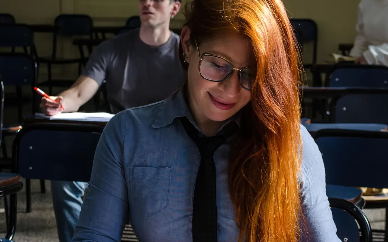 Candidata fazendo prova em sala de aula