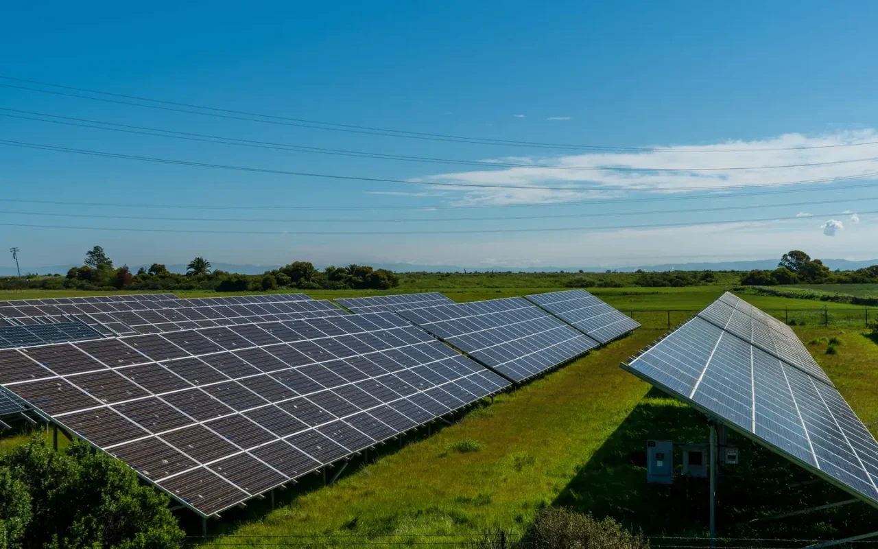 Usina de painéis solares em campo aberto